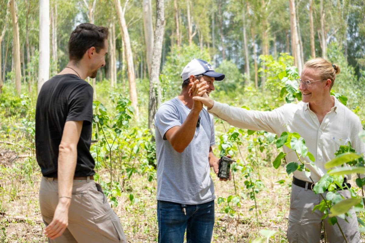 Implementierung eines Biodiversitätsmonitorings mit Mikrofonen und Fotofallen mit einem Mitarbeiter vor Ort in Paraguay.